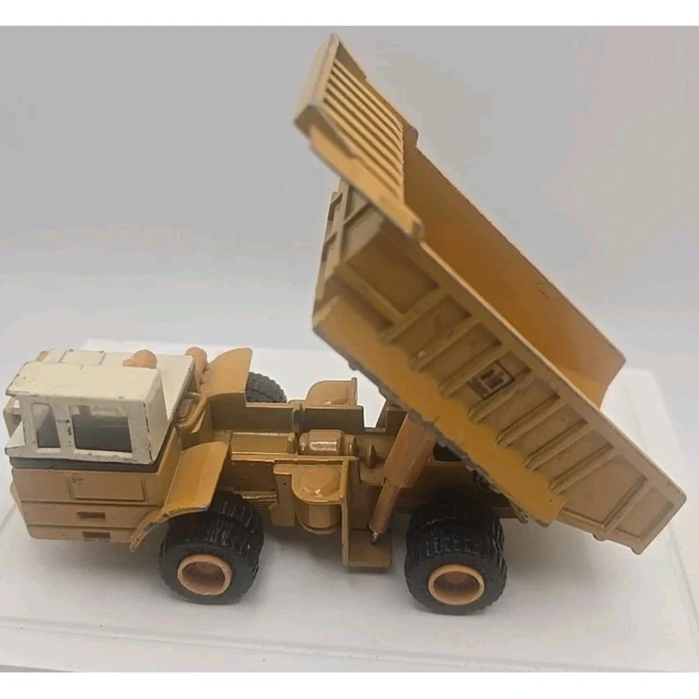 The ERTL Co. International Harvester Hydraulic Earth Mover Dump Truck Diecast‎